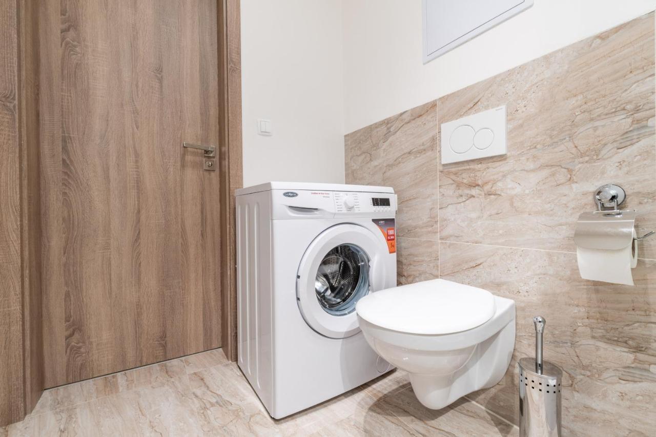 Brand New Studio Apartment #21 With Free Secure Parking In The Center Praga Exterior foto