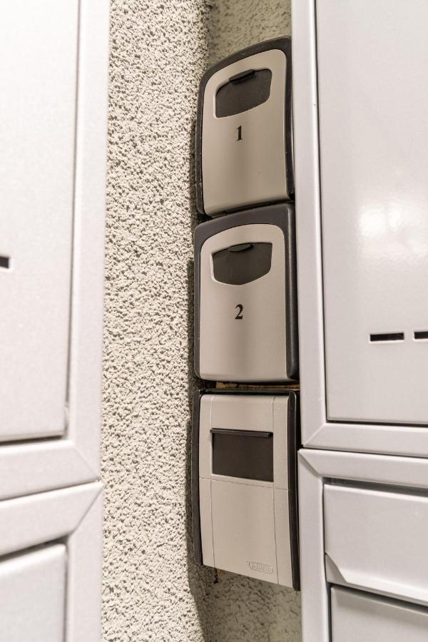 Brand New Studio Apartment #21 With Free Secure Parking In The Center Praga Exterior foto